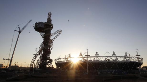 Das Olympiastadion London und die Skulptur ArcelorMittal Orbit im Abendlicht.