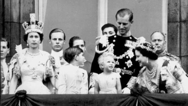 Königin Elisabeth II., Prinz Philip und andere Mitglieder der königlichen Familie auf einem Balkon.