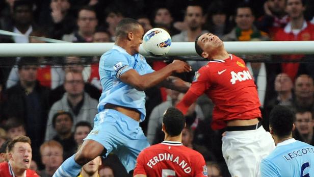 Zwei Fußballspieler kämpfen bei einem Spiel um den Ball.