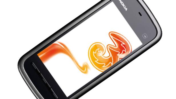 Ein Nokia-Smartphone zeigt ein abstraktes, orangefarbenes Design auf dem Bildschirm.