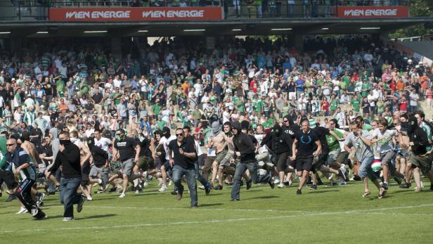 Derby-Skandal im Hanappi-Stadion, 22. Mai 2011: Frustrierte Rapid-Fans stürmten mit befreundeten ausländischen Hooligans das Spielfeld.