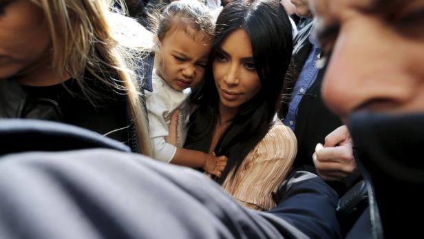 Und schon ist es passiert. Nachdem bekannt wurde, dass Kanye West und Kim Kardashian ihre Tochter North West in Jerusalem taufen lassen wollen, hat North das Sakrament bereits empfangen.