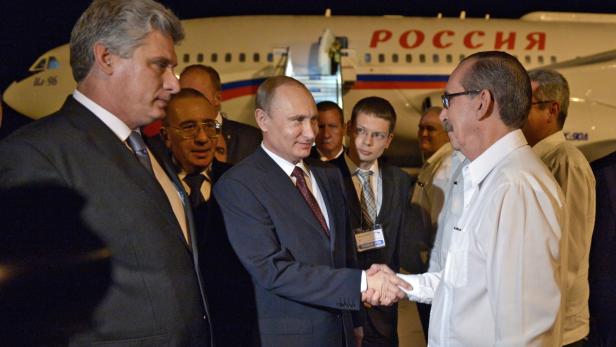 Russlands Präsident Putin wird auf dem Flughafen von kubanischen Repräsentanten empfangen.