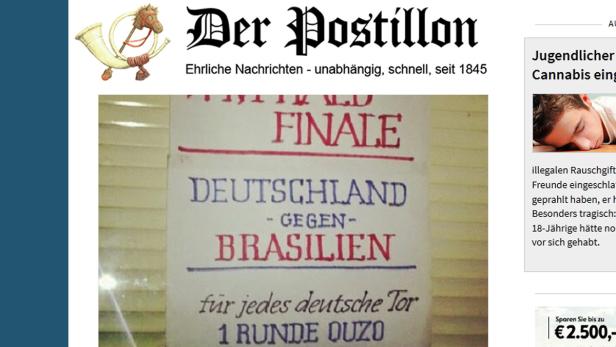 Ein handgeschriebenes Schild kündigt das „Finale: Deutschland gegen Brasilien“ an, mit Ouzo für jedes Tor.