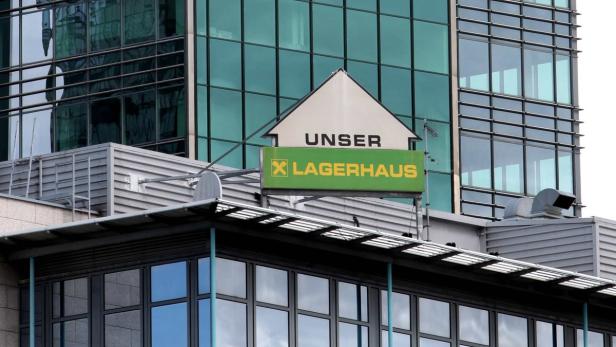 Das Schild „Unser Lagerhaus“ auf dem Dach eines Gebäudes.