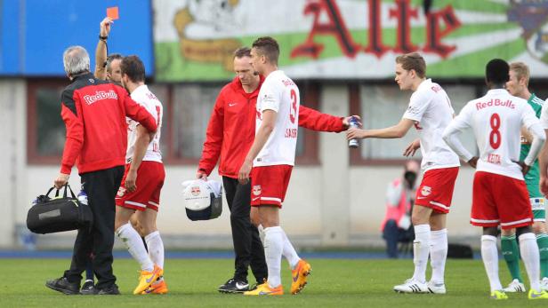 Ein Schiedsrichter zeigt einem Spieler von Red Bull die Rote Karte.