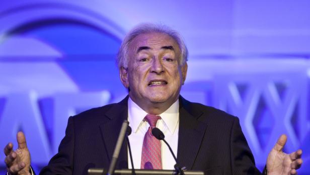 Dominique Strauss-Kahn spricht bei einer Veranstaltung vor Mikrofonen.