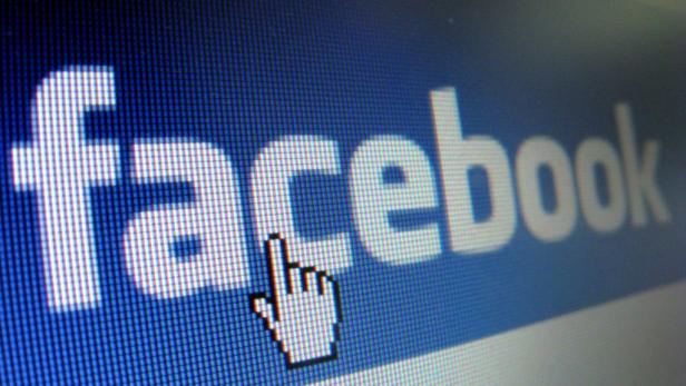 Das Facebook-Logo wird auf einem Computerbildschirm mit einem Mauszeiger angezeigt.