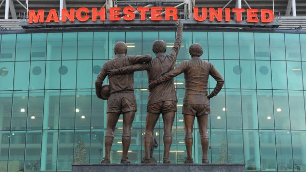 Die Statue der „United Trinity“ vor dem Old Trafford Stadion von Manchester United.