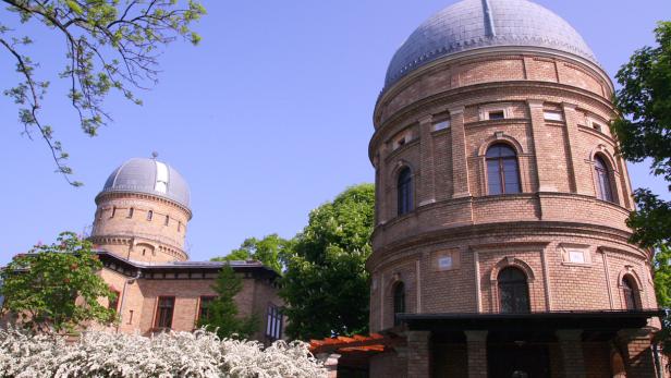 Zwei Kuppeln der Universitätssternwarte Jena ragen in den Himmel.