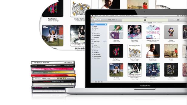 Ein MacBook Pro zeigt die iTunes-Mediathek mit verschiedenen Musikalben und CDs.