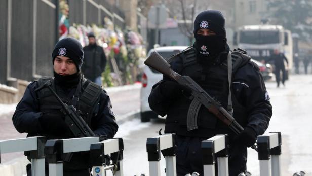 Türkische Polizisten sichern die Straße zur Russischen Botschaft in Ankara.