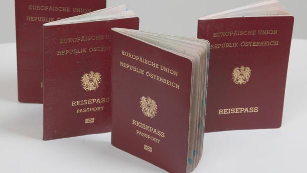 Mehrere Reisepässe der Republik Österreich liegen auf einem Tisch.