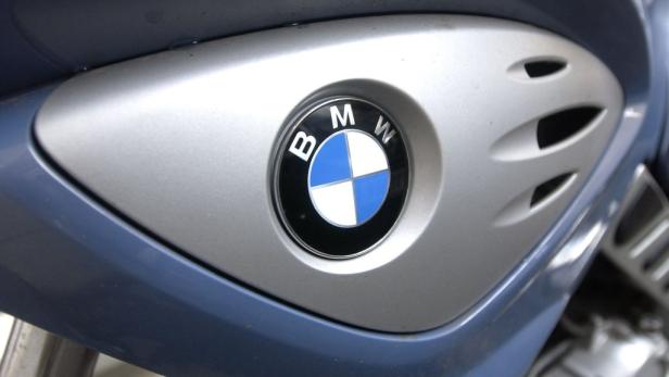 Detailaufnahme des BMW-Logos auf einem Motorrad.