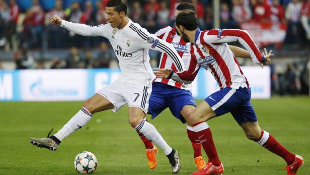 Cristiano Ronaldo im Spiel mit zwei Verteidigern.