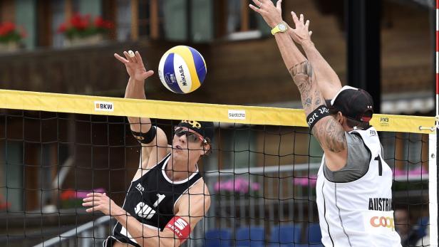 Zwei Beachvolleyballspieler kämpfen am Netz um einen Mikasa-Ball.