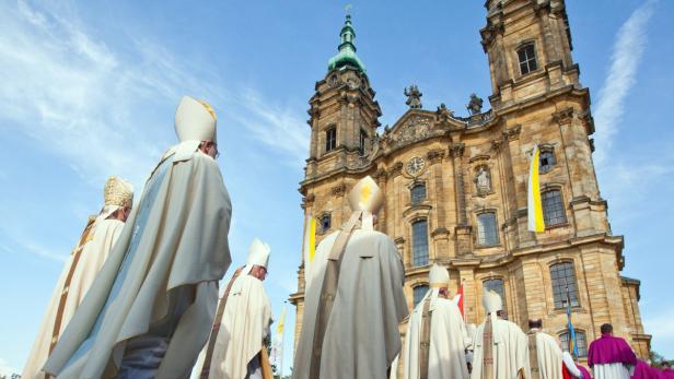 Mehrere Bischöfe stehen vor der Abtei Neresheim.
