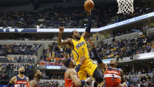 Ein Basketballspieler der Indiana Pacers wirft den Ball in Richtung Korb.