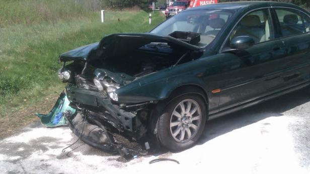 Ein grüner Jaguar mit schweren Frontschäden nach einem Unfall.