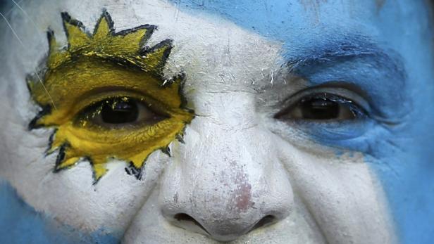Die Sonne im Auge: Argentinische Fans wollen in Brasilien jubeln.