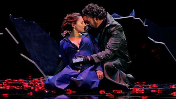 Marianna Szivkova als Judith und Andrea Silvestrelli als Herzog Blaubart in der Inszenierung von Béla Bartóks Oper in Erl