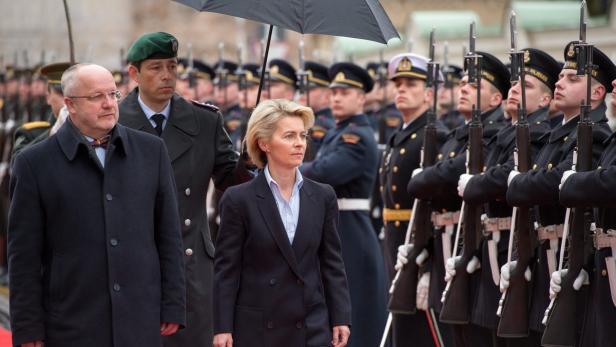 Ursula von der Leyen bei einer Militärparade mit Ehrenformation.