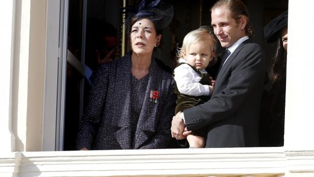 Caroline von Hannover, ihr Sohn Pierre Casiraghi und sein Sohn Stefano auf einem Balkon.