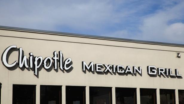 Das Schild von „Chipotle Mexican Grill“ an einem Gebäude.