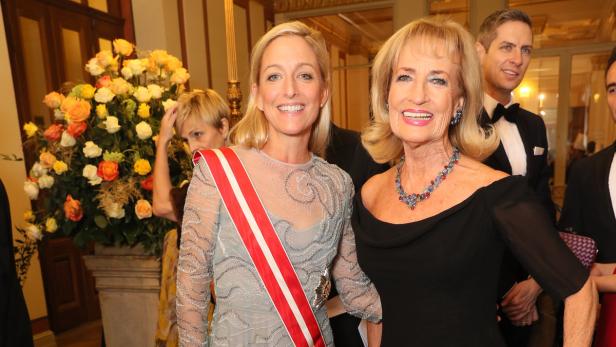 Gutgelauntes Doppelpack: Die scheidende US-Botschafterin Alexa Wesner mit Dagmar Koller.