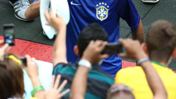 Promintester Zuschauer im Estadio Nacional von Brasilia war der von einem Wirbelbruch außer Gefecht gesetzte Superstar Neymar.
