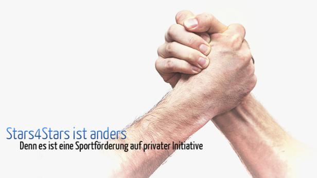 Zwei Hände umklammern sich fest, möglicherweise bei einem Armdrückwettbewerb.