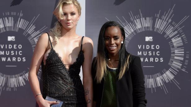 Zwei Frauen posieren vor einem Hintergrund der MTV Video Music Awards.