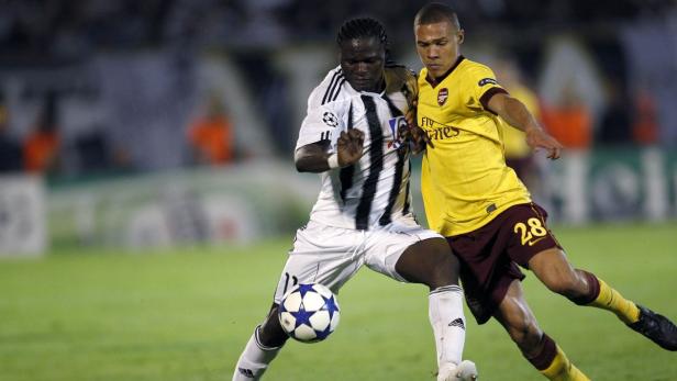 Zwei Fußballspieler kämpfen um den Ball während eines Spiels.