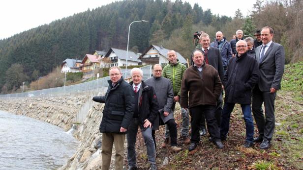 Flutschäden saniert: Landesrat Pernkopf und Vertreter von Bauabteilungen und Gemeinde