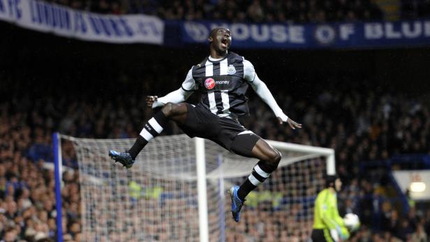 Ein Fußballspieler von Newcastle United jubelt auf dem Spielfeld.