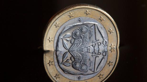Eine griechische 1-Euro-Münze mit einer Eule darauf.