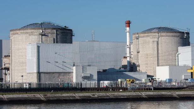 Ein Kernkraftwerk mit zwei Reaktorblöcken unter einem blauen Himmel.