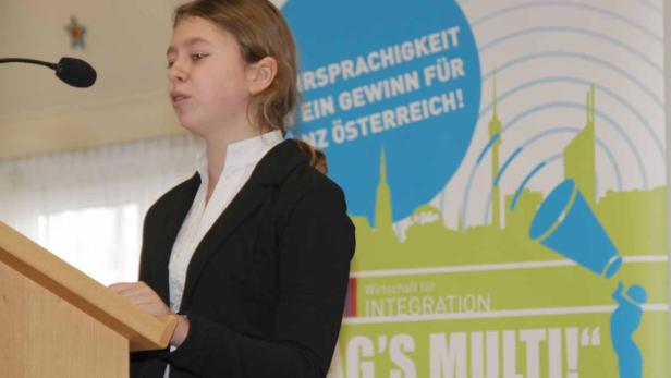 Johanna Milena Buschbacher (Bilinguale Sekundarstufe Komensky, Tschechisch) schilderte wie ihr erster Aufenthalt als kleines Kind in einem russischen Dorf dieses Land zu einer Märchenwelt werden ließ. Erst weitere Aufenthalte und die Auseinandersetzung etwa mit Putins Politik brachte sie zu einer differenzierter Betrachtung - ...