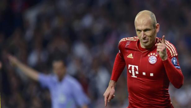 Arjen Robben im Trikot des FC Bayern München zeigt mit dem Finger nach oben.
