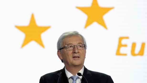Jean-Claude Juncker bei einer Rede vor einem Hintergrund mit EU-Sternen.