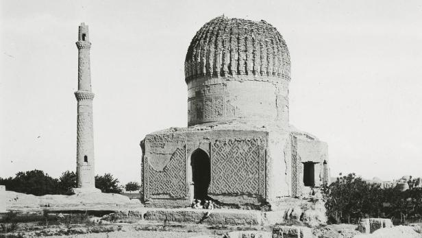 Das Mausoleum von Gouhar Schad, Herat. „Aus respektvoller Entfernung“ beobachtet Byron „die große blaue melonenförmige Kuppel“