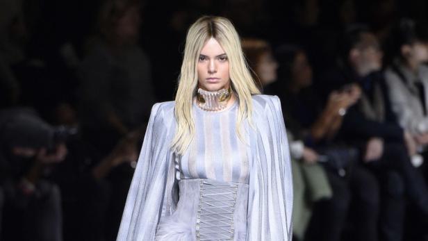 Kendall lief in Paris als Blondine über den Runway