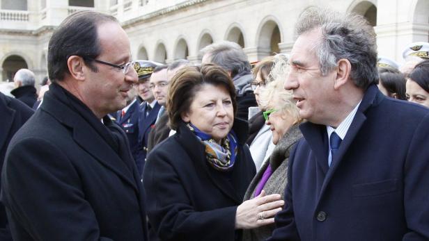 François Hollande und andere Personen bei einer Veranstaltung im Freien.