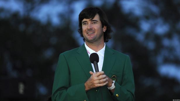 Bubba Watson trägt das grüne Jackett des Masters-Turniers und spricht in ein Mikrofon.