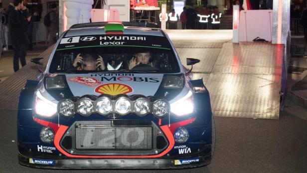 Hayden Paddon beim Start der Rallye Monte Carlo.