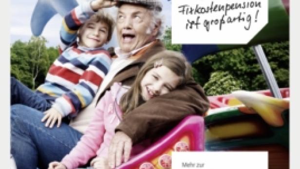 Ein Großvater fährt mit seinen Enkelkindern Karussell.