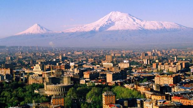 Armeniens Hauptstadt Erewan vor dem Schneegipfel des Ararat.