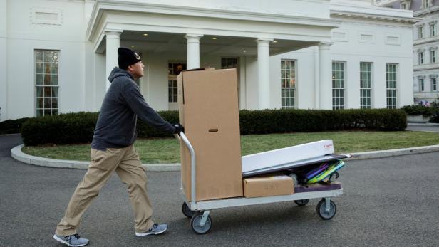 Obamas letzter Tag: Boxen werden aus dem Weißen haus geschafft.