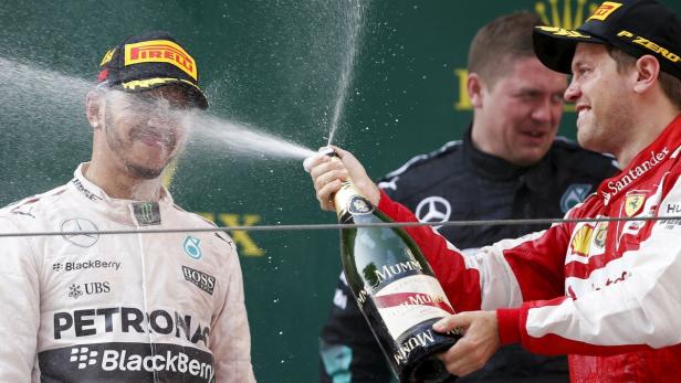 In China musste sich Lewis Hamilton (Mercedes) von Sebastian Vettel (Ferrari) ärgern lassen