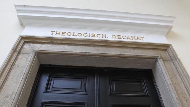 Der Eingang zum Theologischen Dekanat ist mit goldenen Buchstaben beschriftet.
